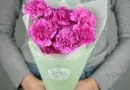 Современные букеты из гвоздик, почему этот цветок снова стал популярным